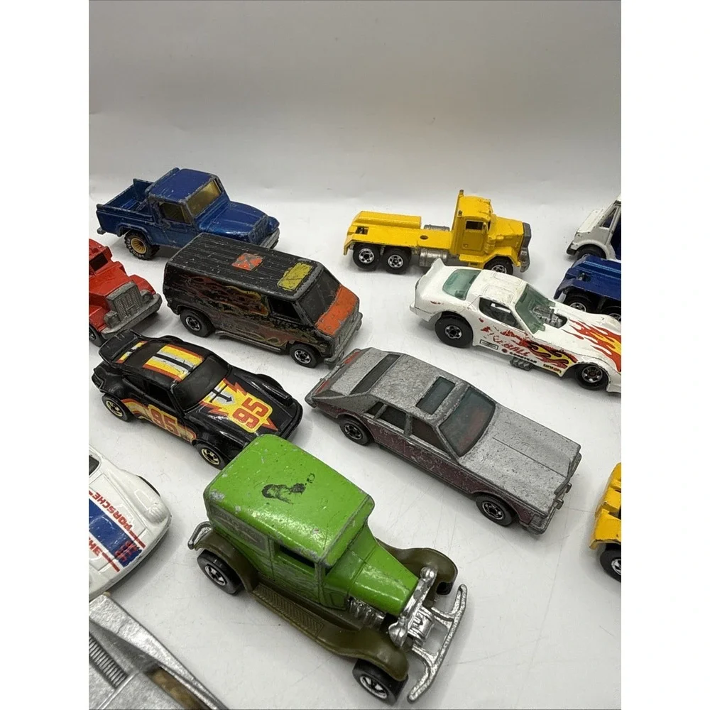 Lot Of 24 Vintage HOT WHEELS die cast cars trucks busses With Soft Case